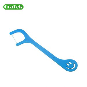 Enfant avec visage souriant, cure dent, différentes couleurs